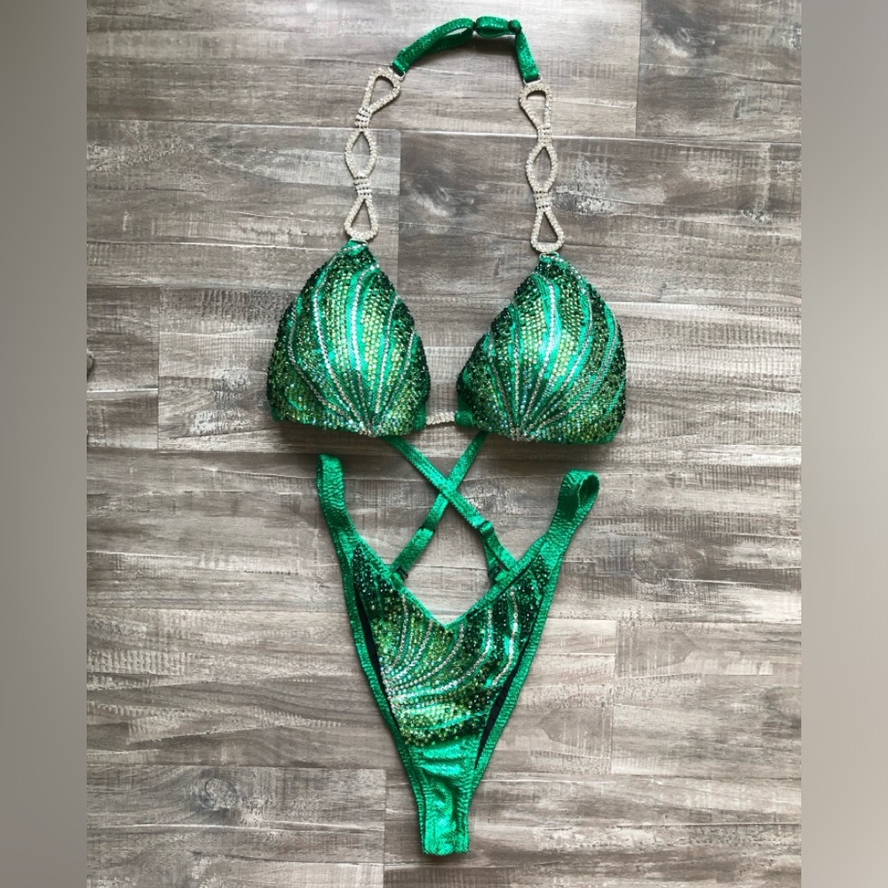 Women’s physique show bikini by Crystal bikinis. Made for:5’8”, 151lbs, B cup.